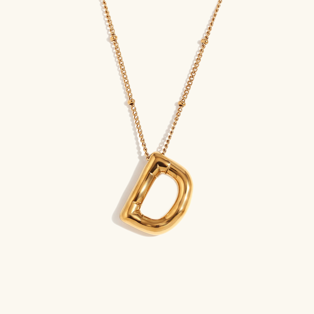 Collana con iniziale in oro a palloncino