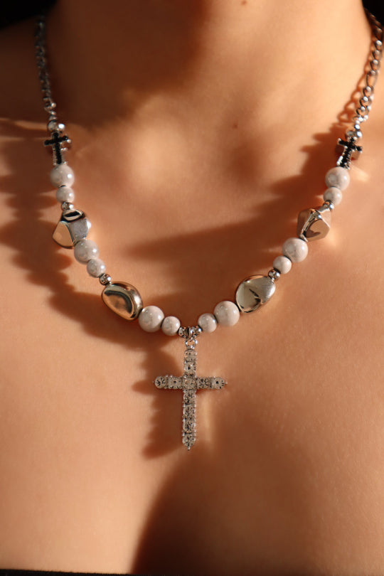 Collana con croce di perle luminose