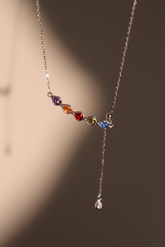 Collana con goccia di gemma colorata
