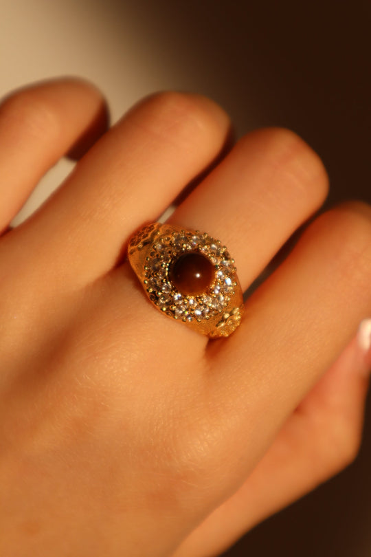 Anello con gemma marrone tigerite