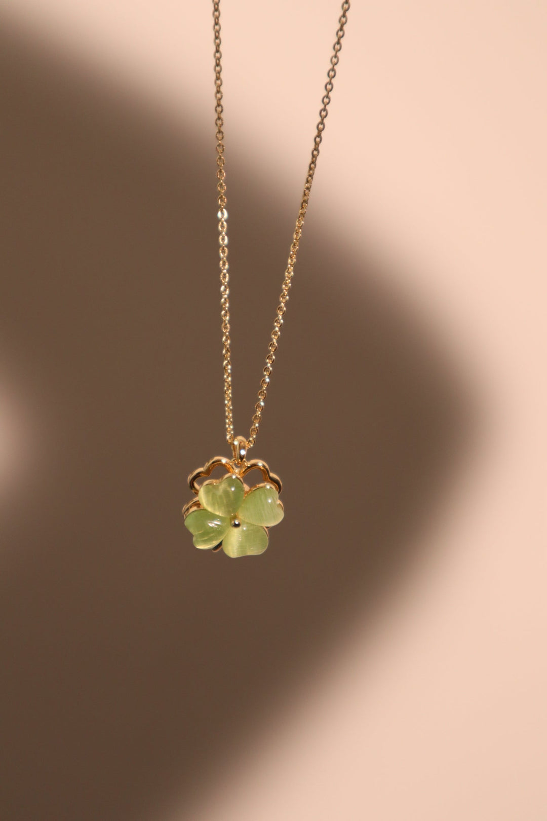 Collana con trifoglio di giada rotante