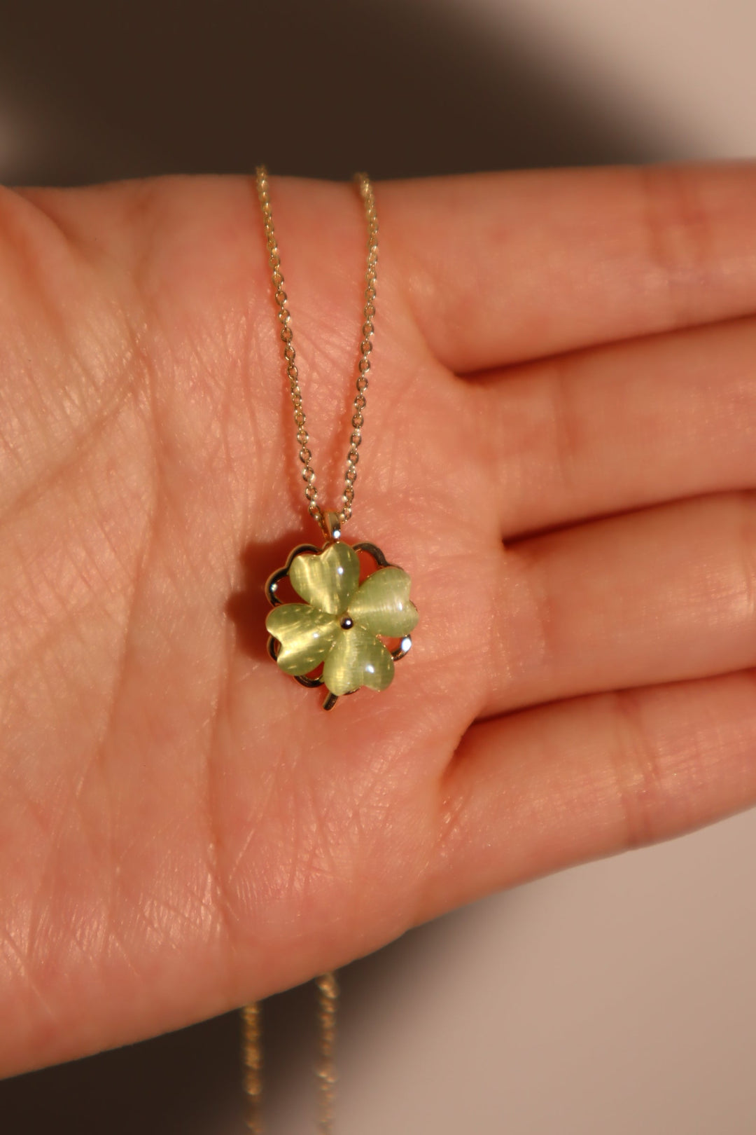 Collana con trifoglio di giada rotante