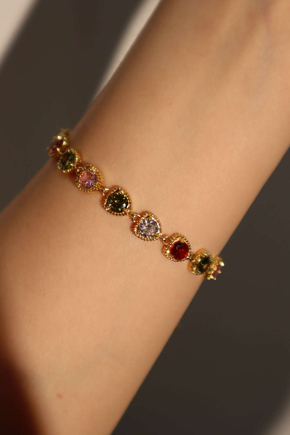 Bracciale con pietre preziose multicolori a forma di cuore