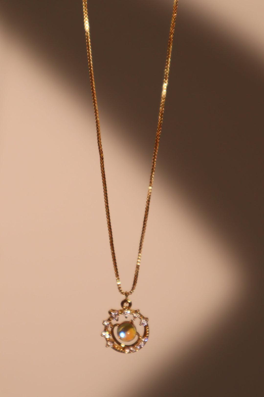Collana con stella di Saturno e pietra di luna