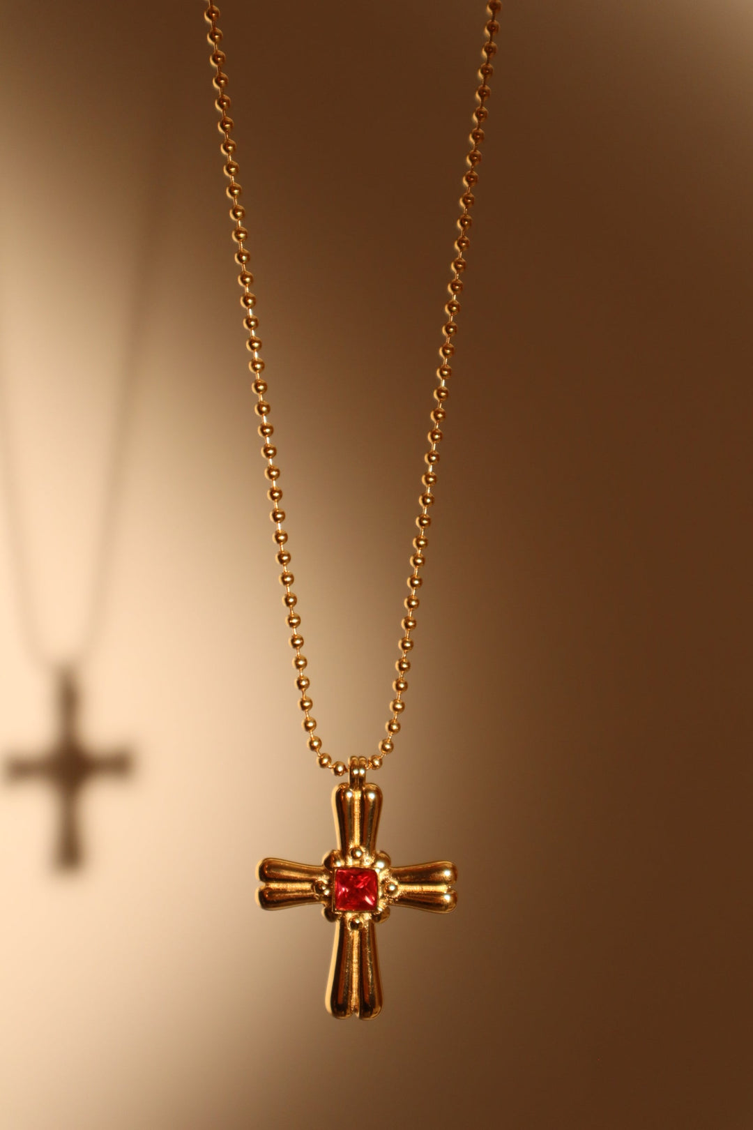Collana con croce in acciaio inossidabile e gemma rossa