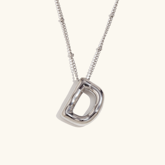 Collana con iniziale in oro a palloncino