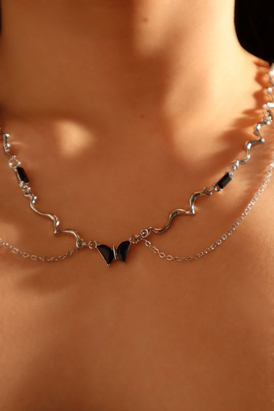 Collana con farfalla e gemma nera