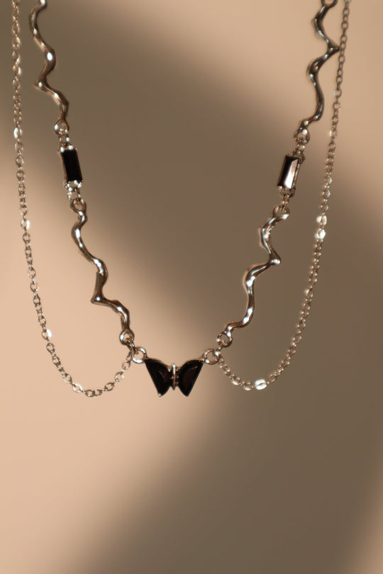 Collana con farfalla e gemma nera