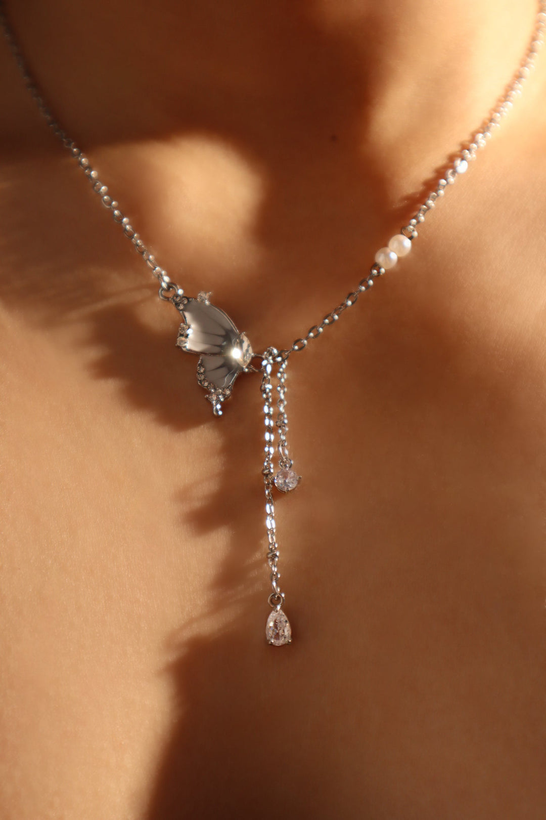 Collana di perle a farfalla con diamanti
