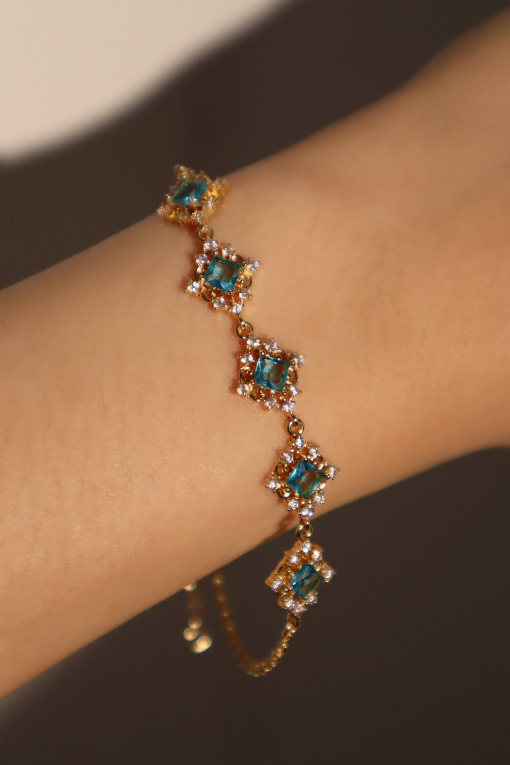 Bracciale in pizzo con gemme blu