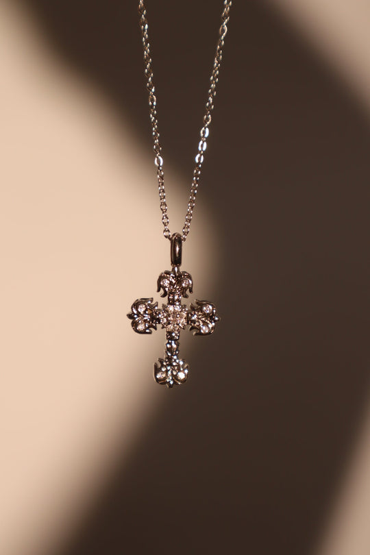 Collana con croce fiammeggiante di diamanti
