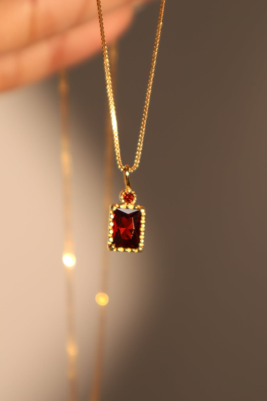 Collana con ciondolo con gemma rossa