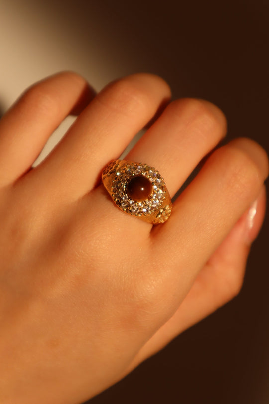 Anello con gemma marrone tigerite