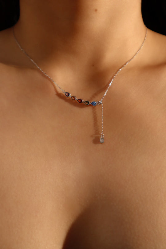 Collana con goccia di gemma colorata