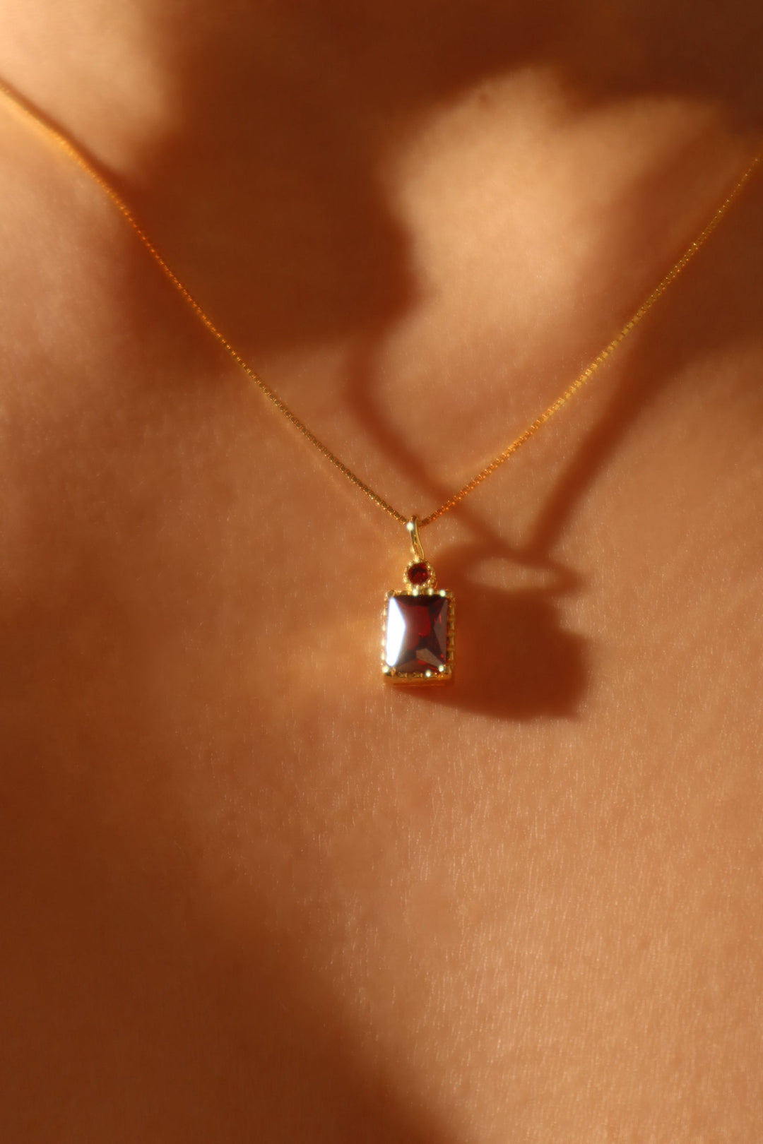 Collana con ciondolo con gemma rossa