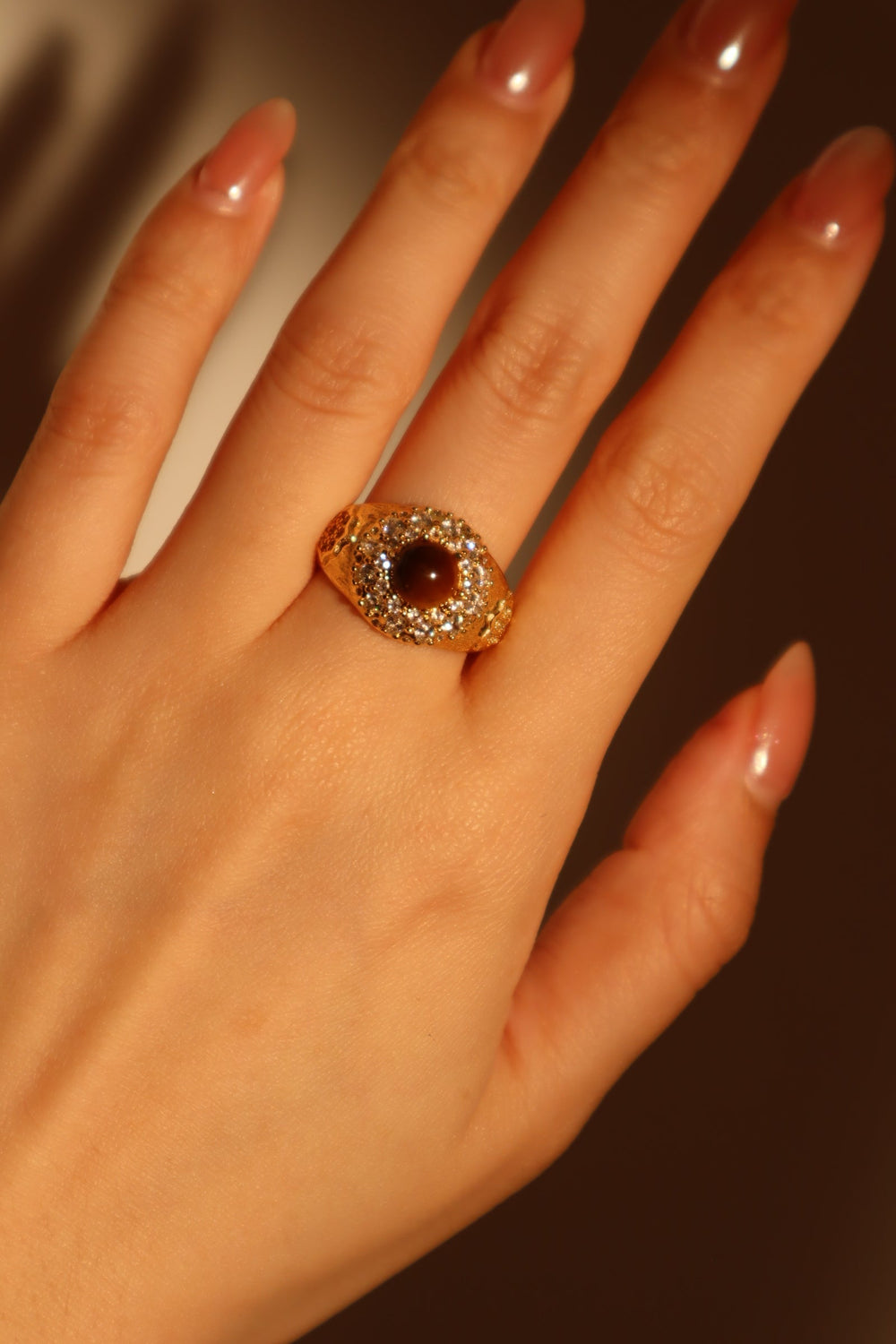 Anello con gemma marrone tigerite