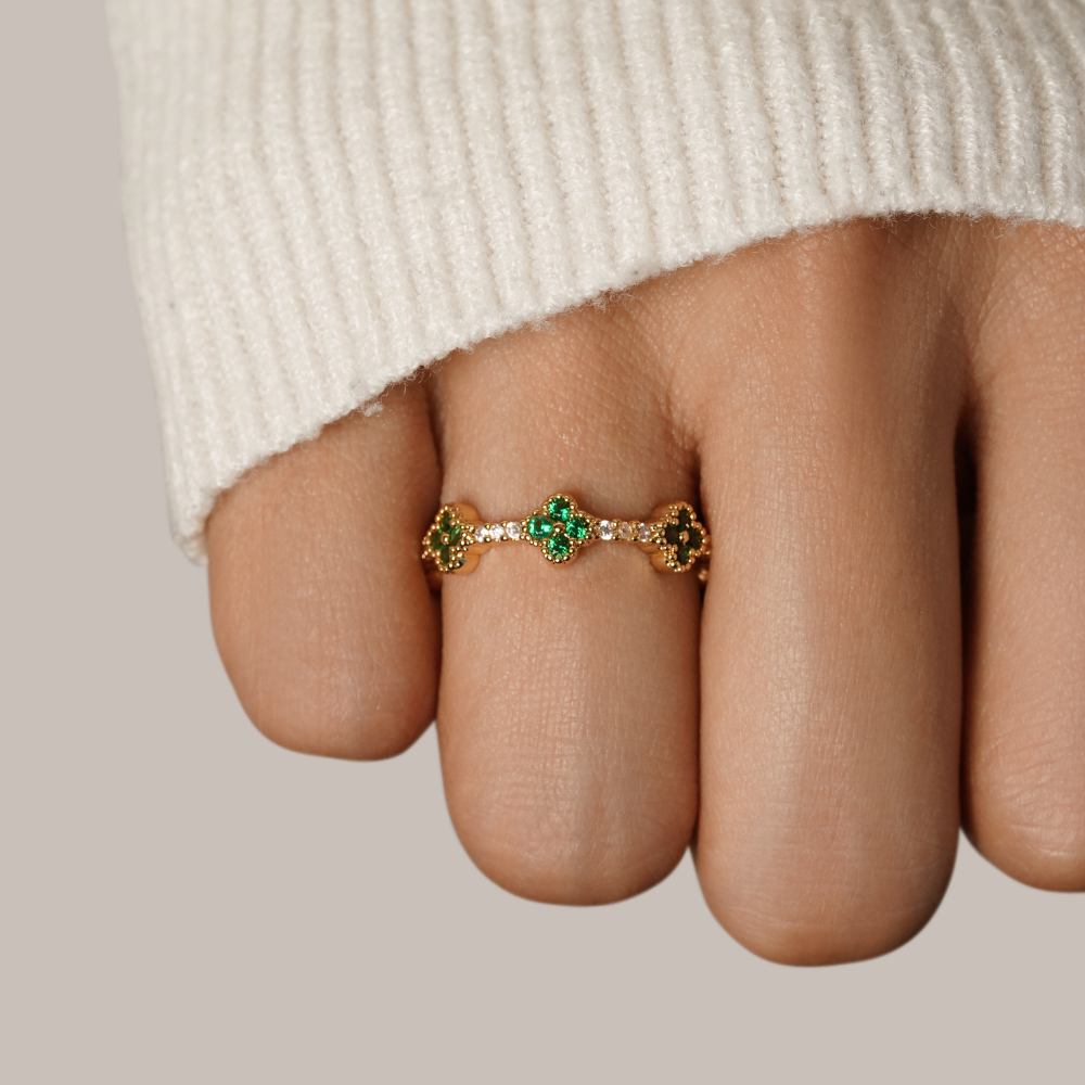 Anello di cristallo a forma di quadrifoglio