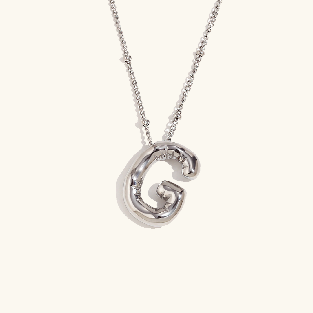 Collana con iniziale in oro a palloncino