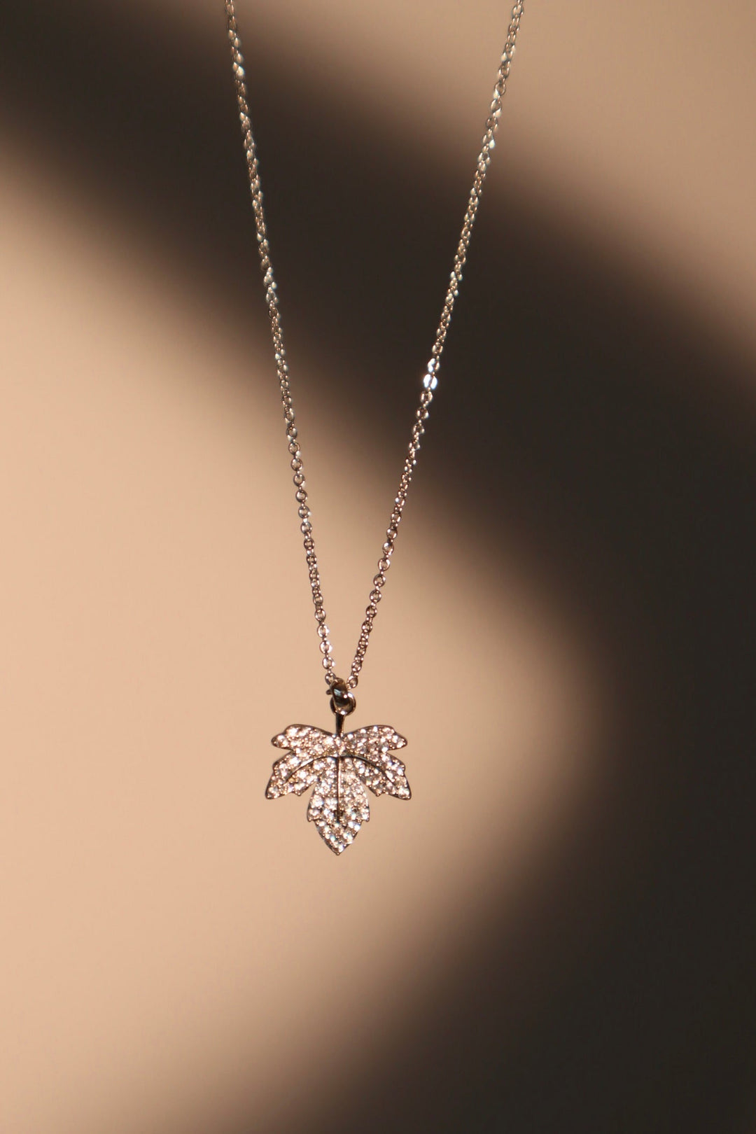 Collana con foglia d'acero di diamanti