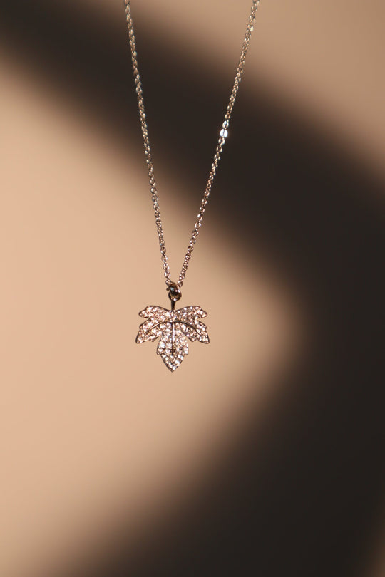 Collana con foglia d'acero di diamanti