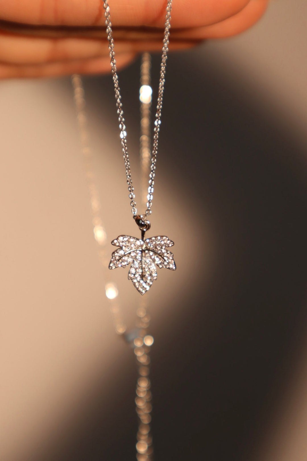 Collana con foglia d'acero di diamanti