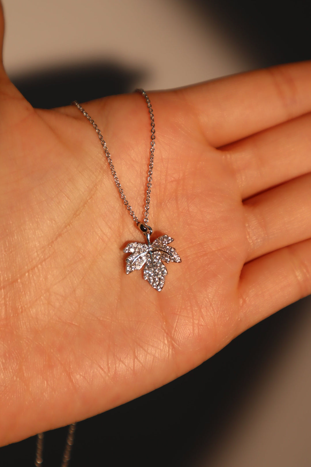Collana con foglia d'acero di diamanti