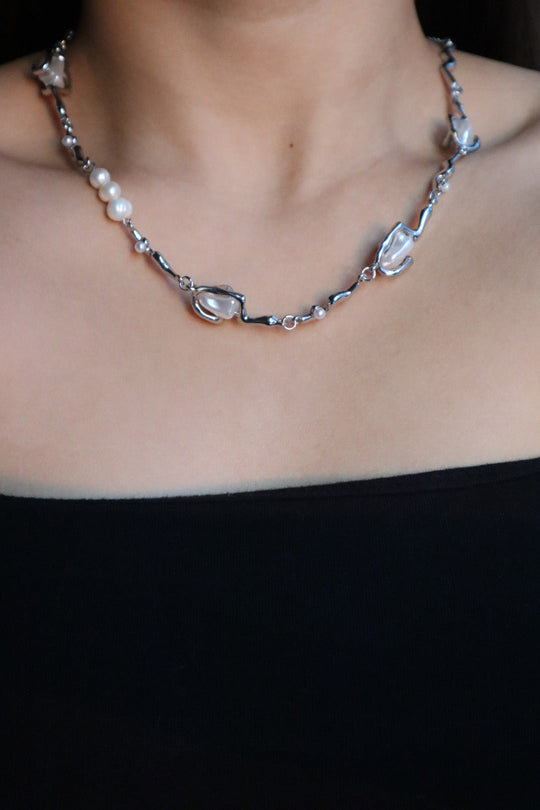 Collana di perle bianche