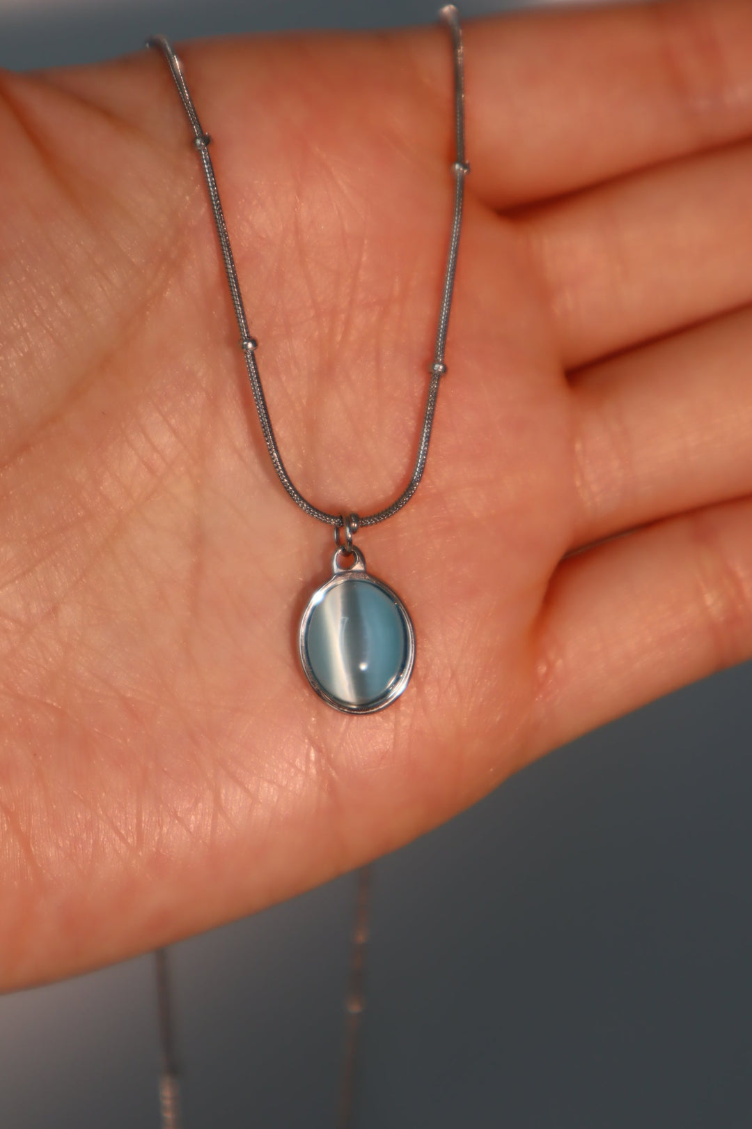 Collana con ciondolo in opale blu in acciaio inossidabile