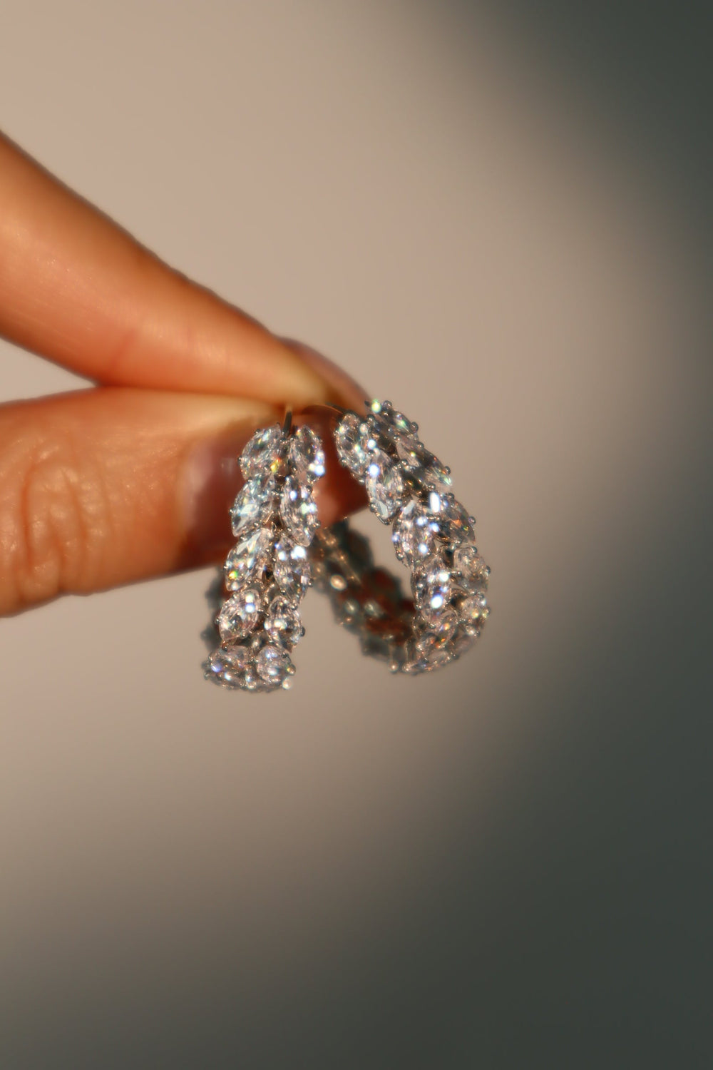 Orecchini a cerchio con foglie di diamanti
