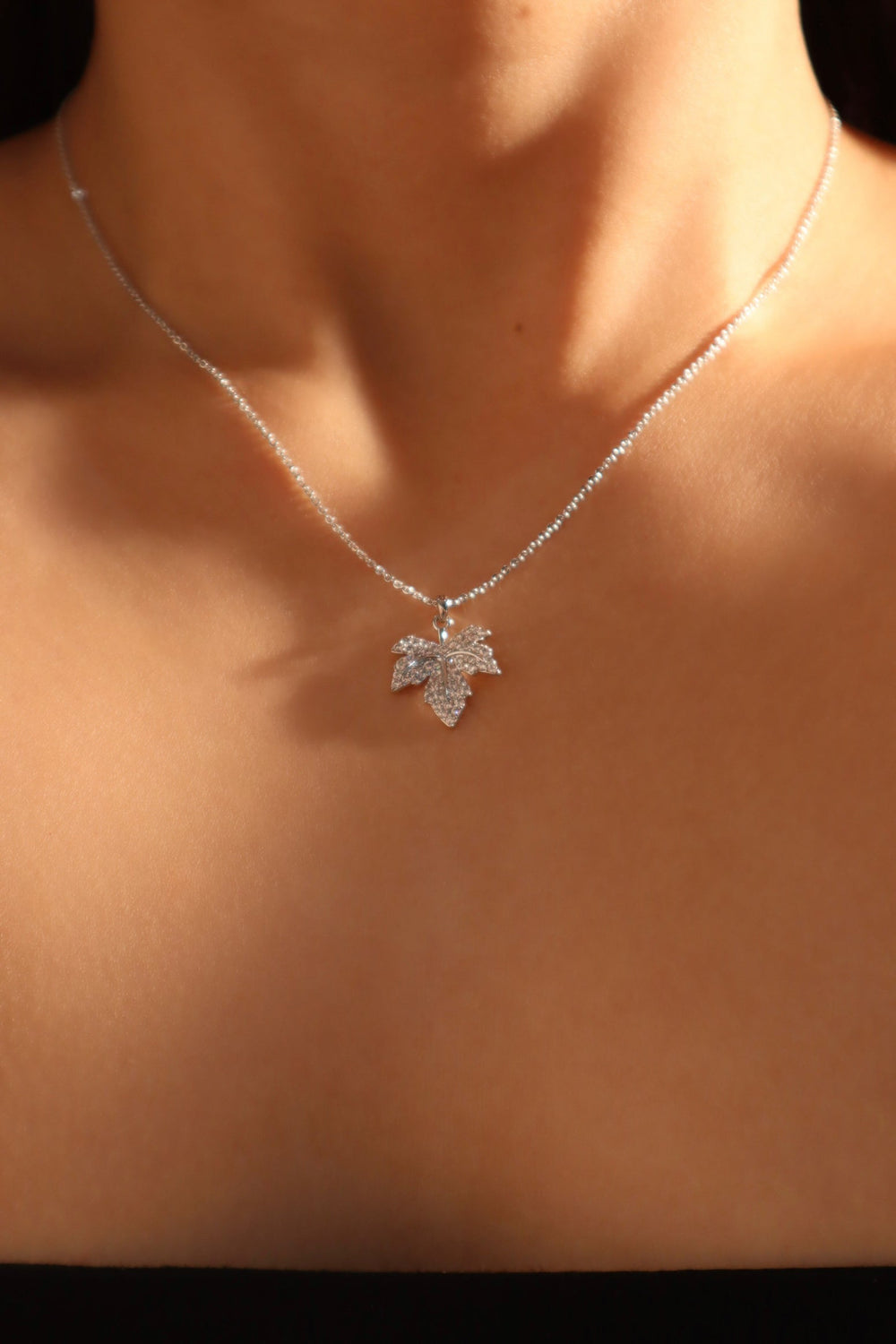 Collana con foglia d'acero di diamanti