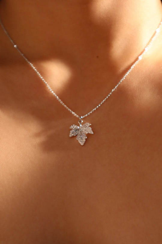 Collana con foglia d'acero di diamanti