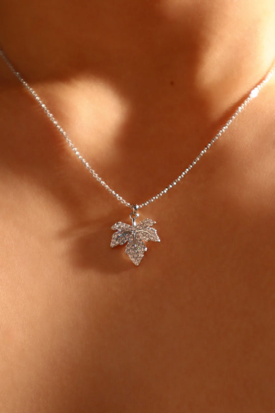 Collana con foglia d'acero di diamanti
