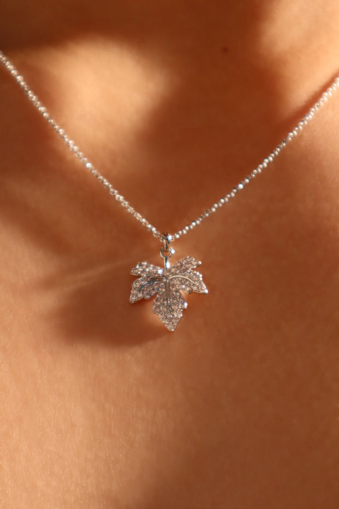Collana con foglia d'acero di diamanti