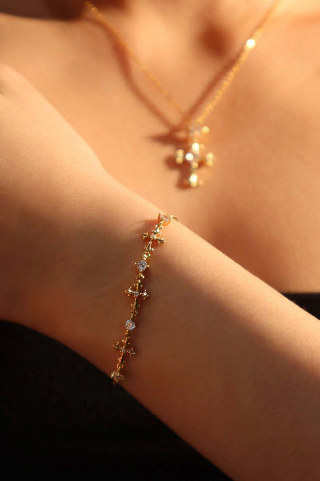 Bracciale con croce multidiamante