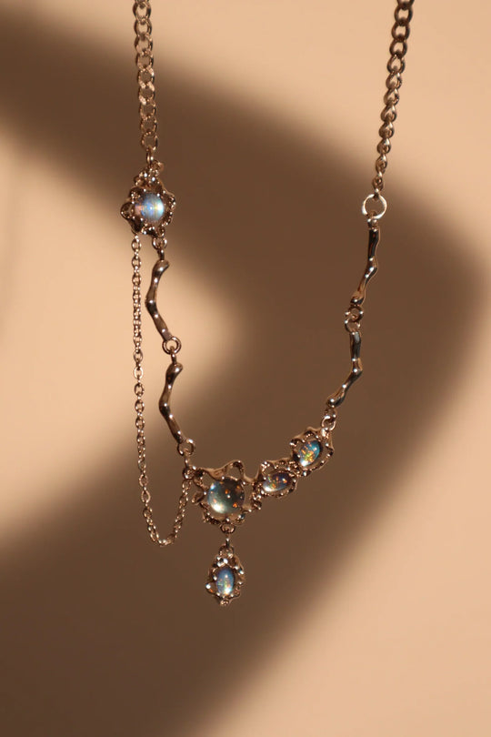 Collana pendente con pietra di luna blu intenso