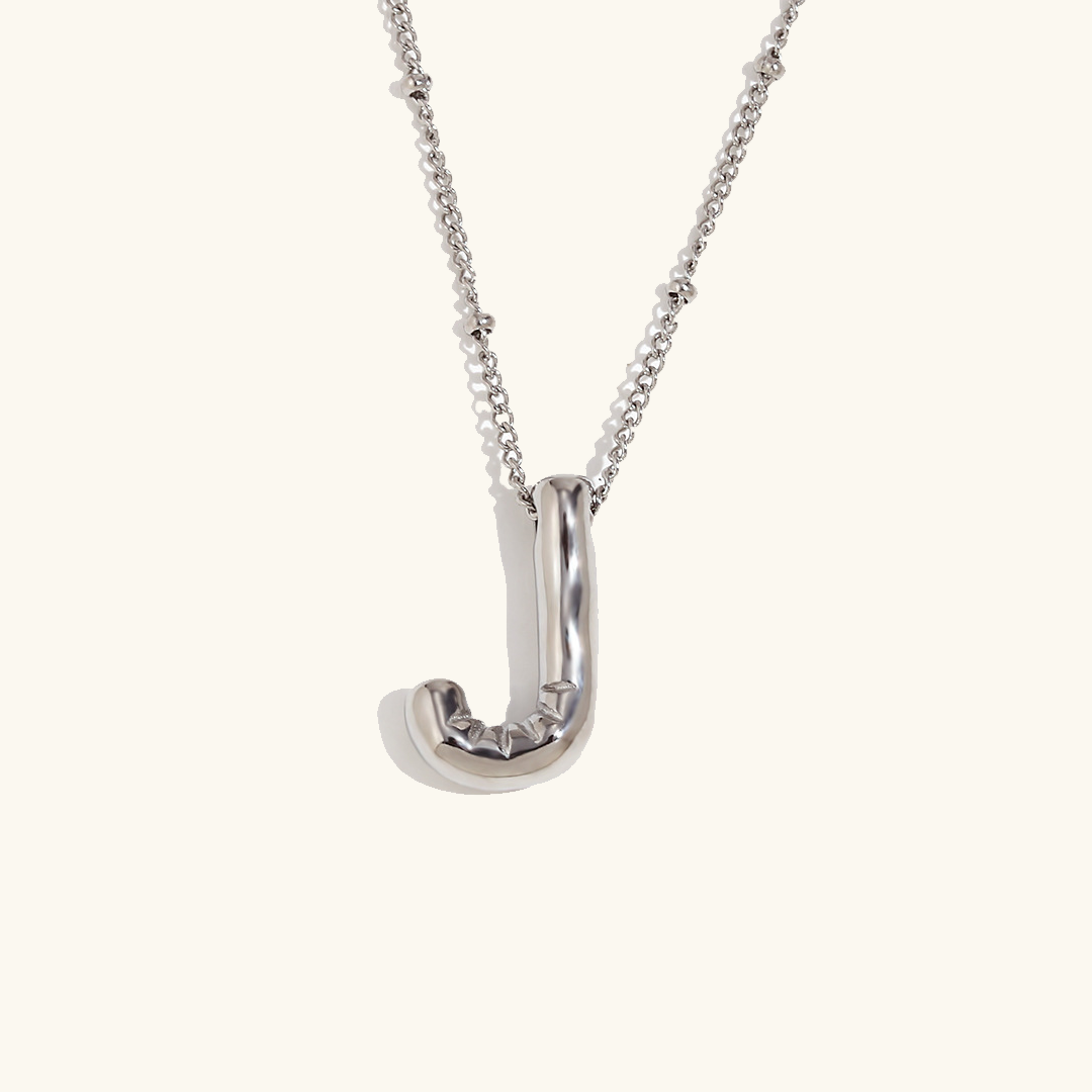 Collana con iniziale in oro a palloncino