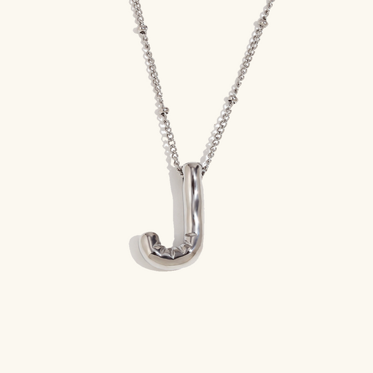 Collana con iniziale in oro a palloncino