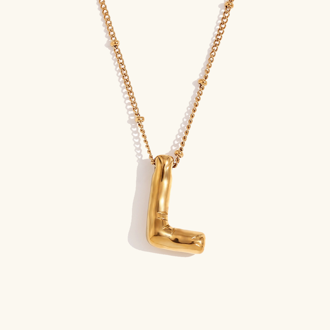 Collana con iniziale in oro a palloncino