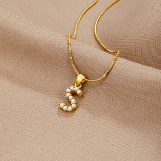 Collana con ciondolo a forma di lettera e perla