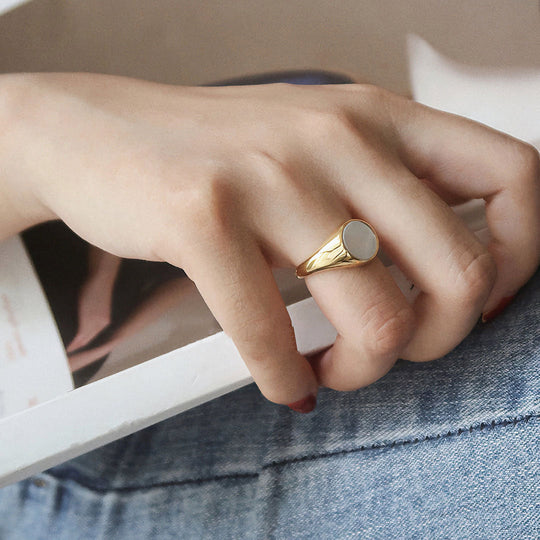 Anello in oro con madreperla