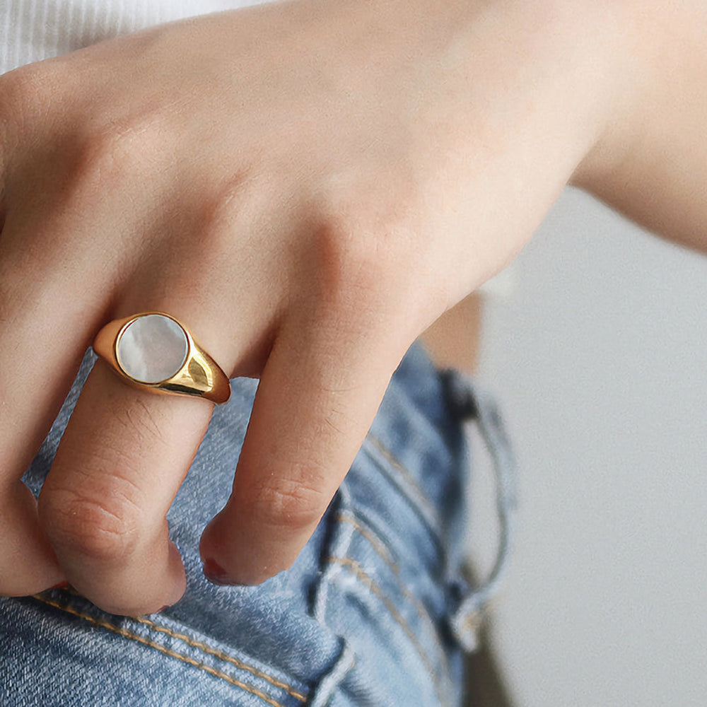 Anello in oro con madreperla
