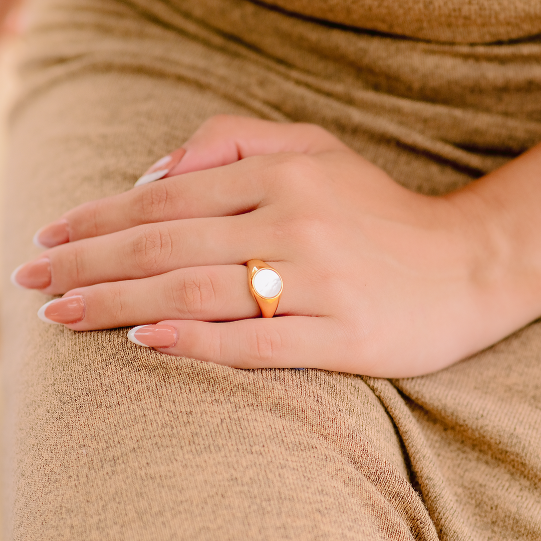 Anello in oro con madreperla