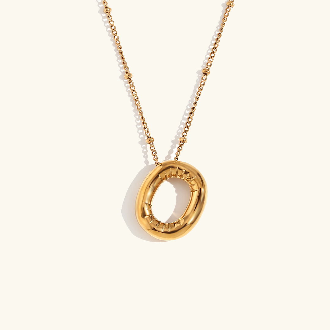 Collana con iniziale in oro a palloncino