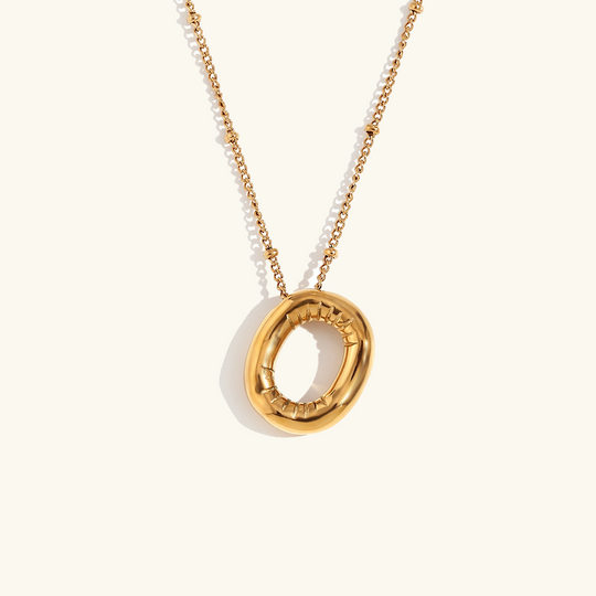 Collana con iniziale in oro a palloncino