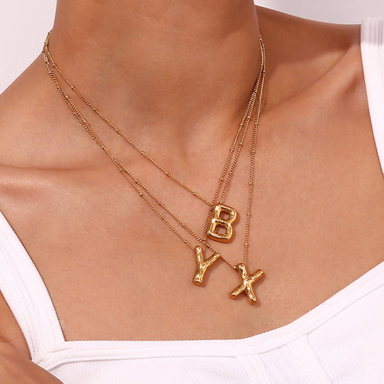 Collana con iniziale in oro a palloncino