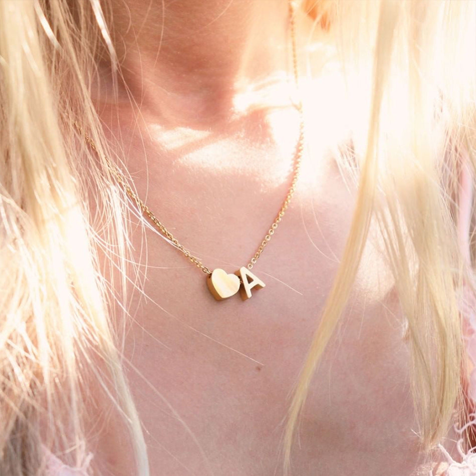 Collana con lettera iniziale Ria in oro