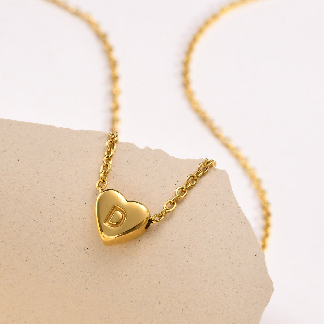 Collana in oro con iniziale a cuore