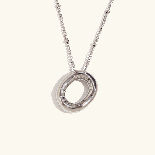 Collana con iniziale in oro a palloncino