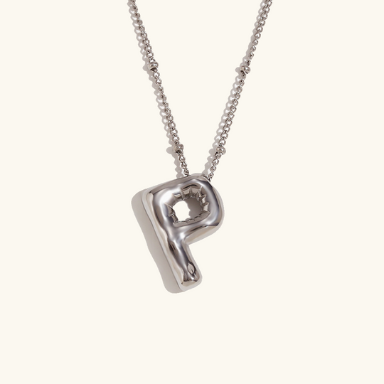 Collana con iniziale in oro a palloncino
