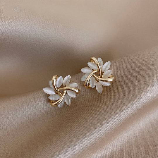 Orecchini a Cerchio con Petali di Opale in Oro